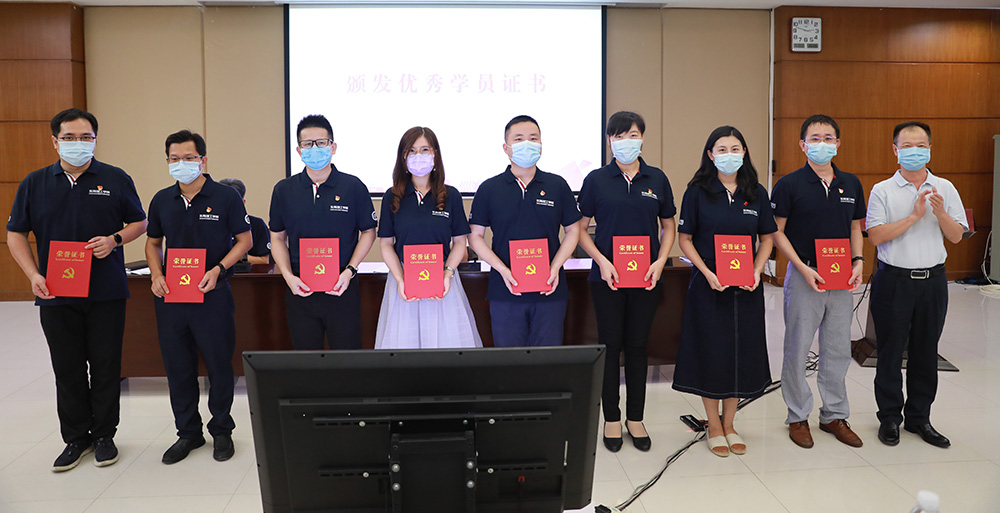 李忠红为优秀学员颁奖