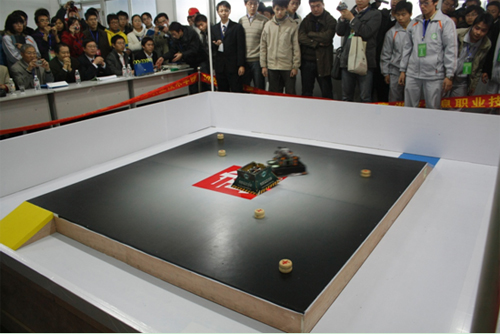 机器人武术擂台赛无差别组比赛现场（靠右边为我校机器人）